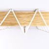 W regale nowoczesnym BONITO, rama może być złożona na zasadzie harmonijki. Półki wykonane są z litego dębowego drewna o naturalnej strukturze i wyraźnym rysunku słojów. W ich ułożeniu na stalowej konstrukcji pozostawiono dużą swobodę.