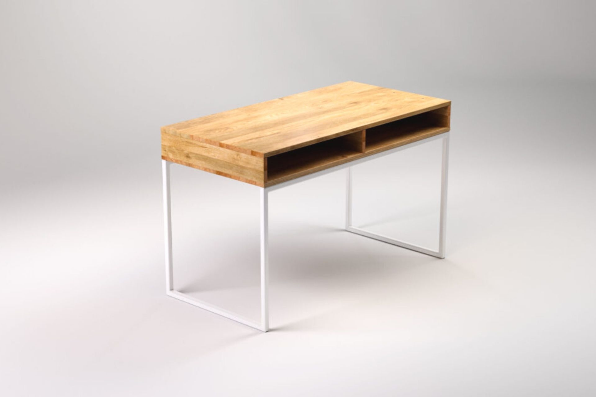 LIGHT SKRIVEN Schreitisch mit Regal unter der Tischplatte, erstellt aus Massivholz und Stahl