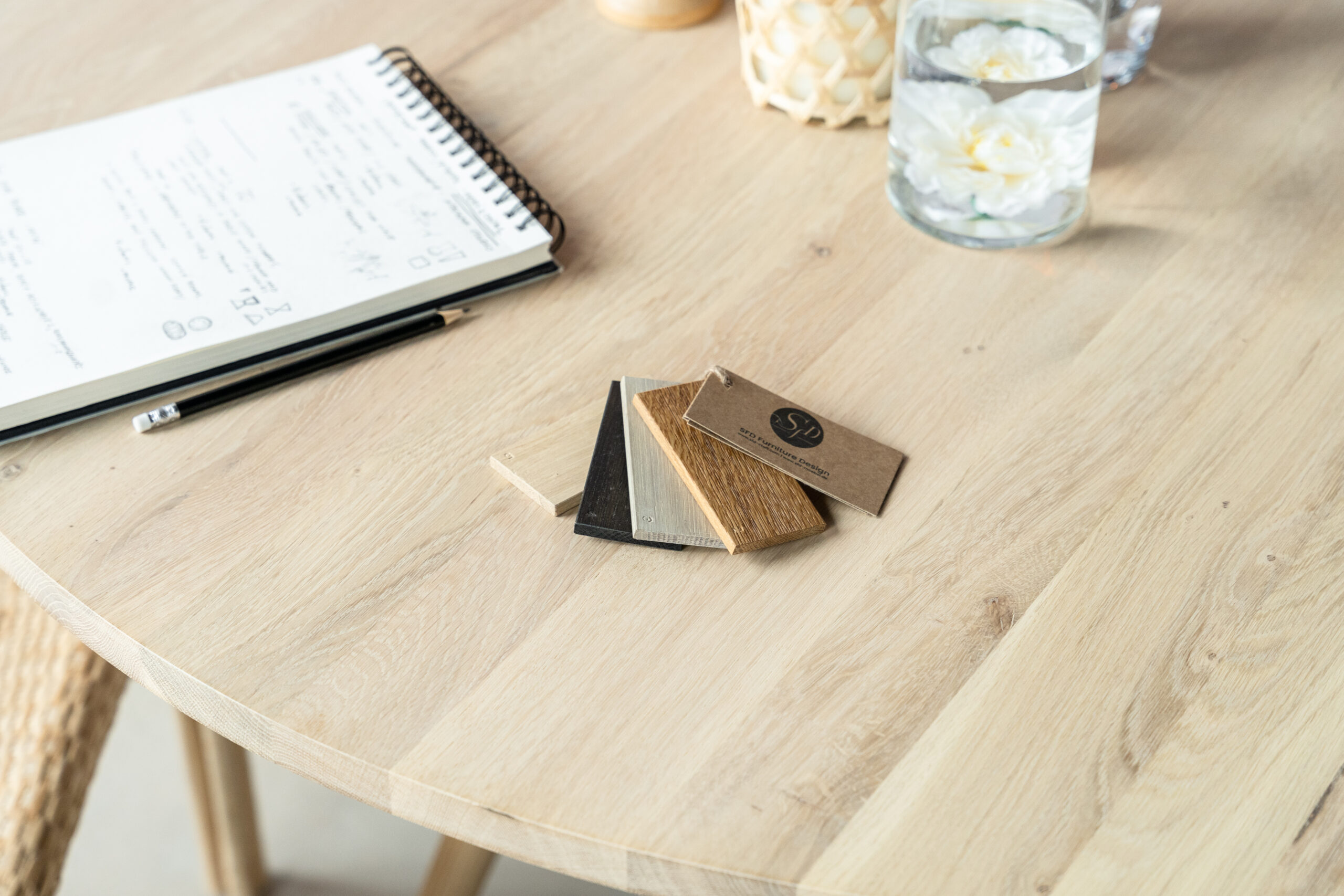 SOL minimalistischer Boho-Esstisch mit rohem Eichenholzeffekt