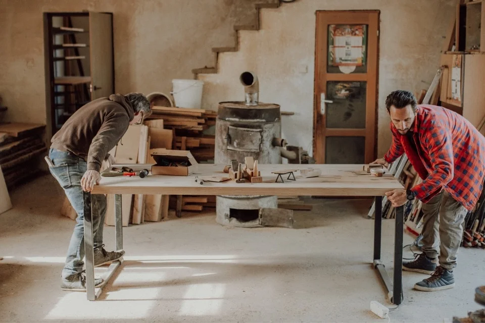 Holzmöbel von lokalen Handwerkern hergestellt